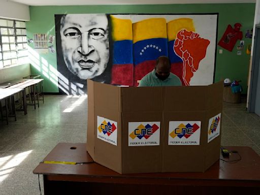 Los claroscuros del sistema de votación electrónico que el chavismo define como “el mejor del mundo” - La Tercera