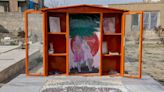 Familias recuerdan con una biblioteca a afganas muertas en el ataque a una escuela