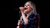 Kelly Clarkson Sings Soulful Cover of Jelly Roll’s “Save Me”