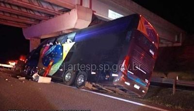 Acidente com ônibus deixa 10 mortos e 42 pessoas feridas