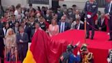 Firmes aunque "te muerda un perro": el divertido momento en el que una bandera de España cae sobre tres guardias en la celebración del Dos de Mayo