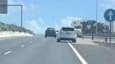 En taxi y haciendo zigzag por una carretera de Lanzarote