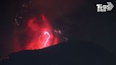 印尼伊布火山1天爆發3次！紫閃電、火紅熔岩照亮夜空