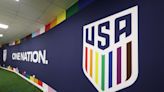 Insignia con colores de movimiento LGBT+ adorna instalaciones de entrenamiento de EEUU en el Mundial