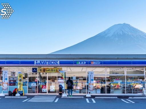 富士山人氣打卡點掰掰！公所架巨型黑幕 終止遊客亂象