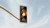 ¿Qué significa semáforo intermitente en amarillo? Es diferente del rojo y así se atiende