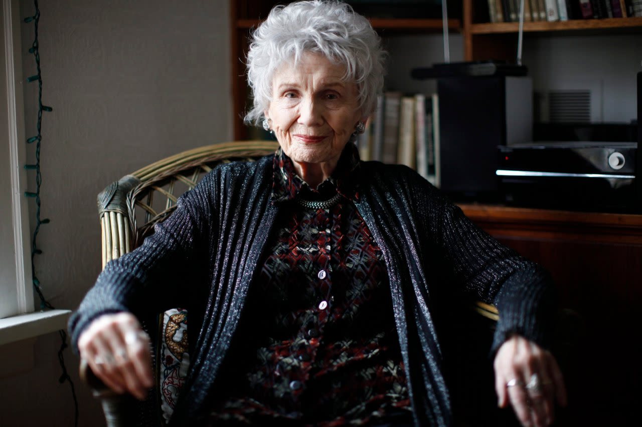 Canadian officer says Alice Munro claimed her daughter was lying about being abused by stepfather