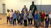 Former MSU basketball player visits elementary school in Mason