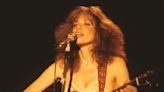 Carly Simon Enters the Rock and Roll Hall of Fame With a Golden Touch