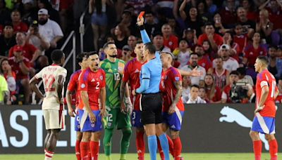 Todo Chile se fue encima de Wilmar Roldán por su arbitraje en Copa América ante Canadá