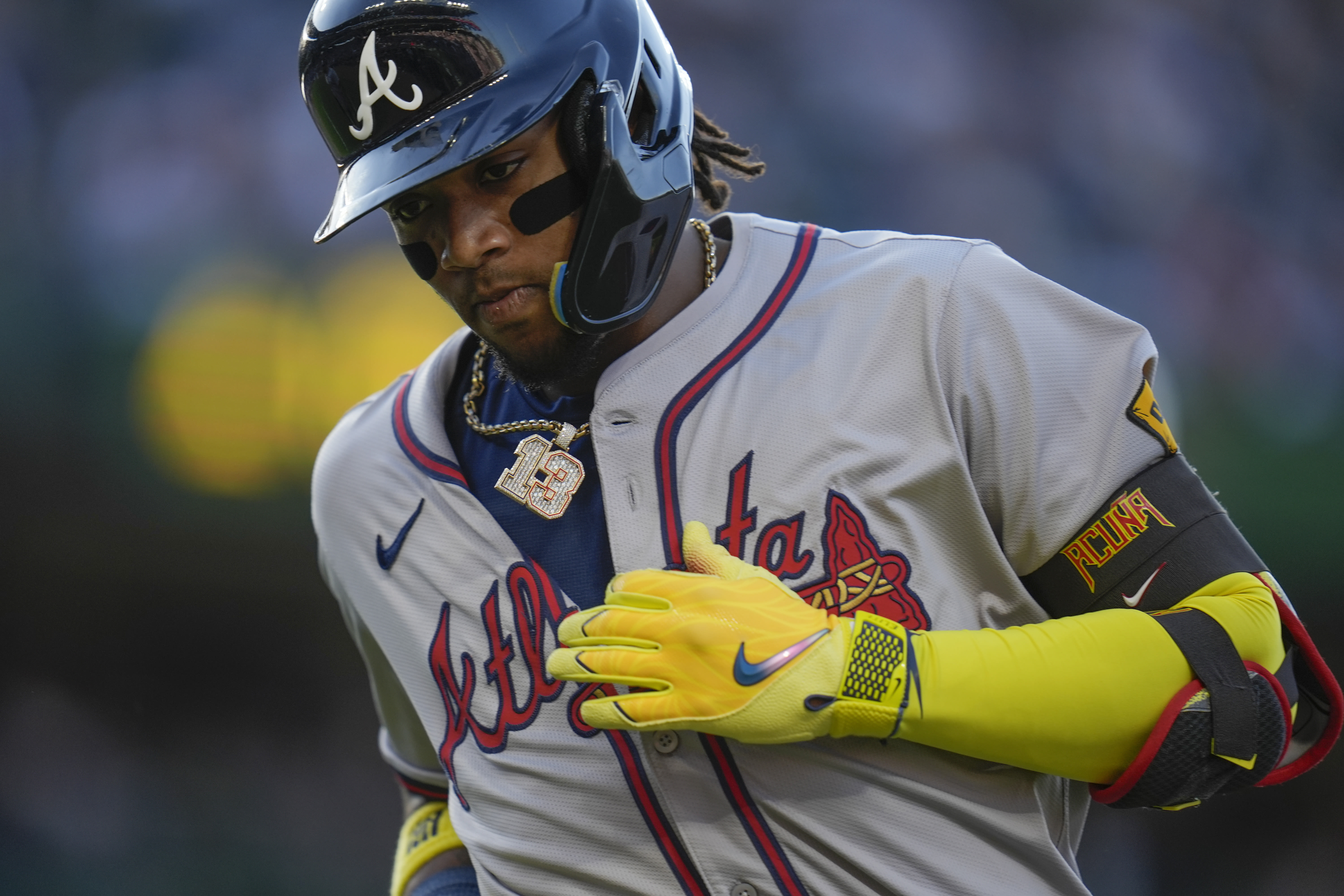 Braves' Ronald Acuña Jr. leaves game vs. Pirates with left knee soreness after leg appears to buckle