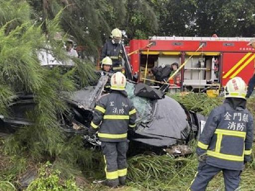 金門驚傳嚴重車禍！轎車撞路燈側翻邊坡 車體變形駕駛受困OHCA搶救