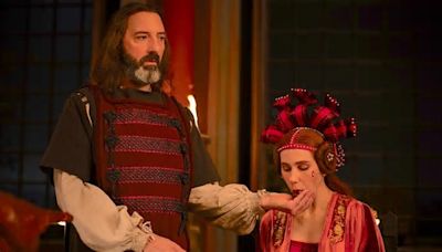 The Decameron: Le prime foto della serie Netflix che reinterpreta l'opera di Boccaccio come una soap comedy