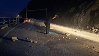 花蓮警積極排除道路上落石，請隨時注意車前狀況 | 蕃新聞