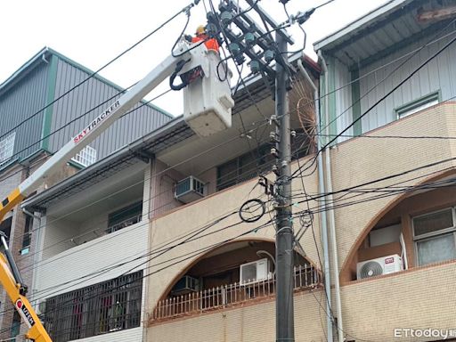 快訊／台南大雨雷擊...東區、仁德2709戶停電 台電急搶修復電