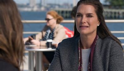 Brooke Shields condivide ancora il letto con le figlie, ormai grandi: “saranno per sempre le mie bambine”