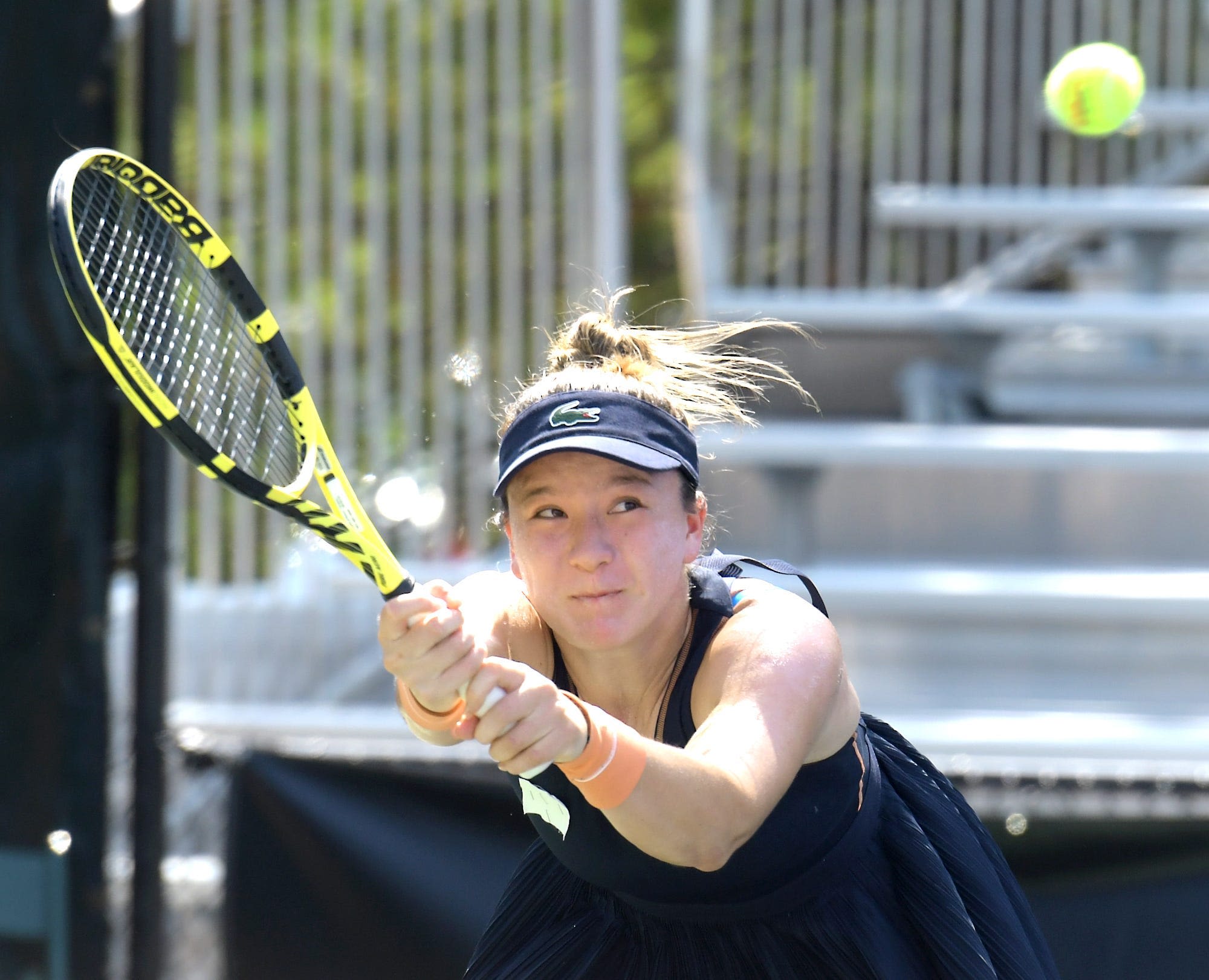 Texas-ex Lulu Sun defeats Yulia Starodubtseva, advances to third round of Wimbledon