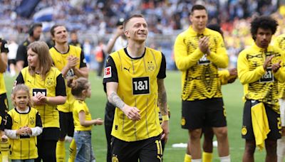 Borussia Dortmund fans hold up incredible banner to bid farewell to Marco Reus as players throw club legend into the air after final Bundesliga match | Goal.com Uganda