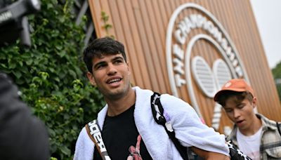 Alcaraz starts Wimbledon title defence as Murray faces 'closure'