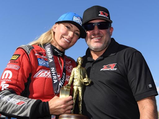 Tony Stewart announces wife Leah Pruett is expecting their first child