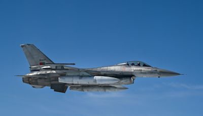 Ukraine F-16 update as first pilots complete training