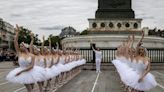JO-2024: bailarines estrella en la Plaza de la Bastilla de París para la llama olímpica