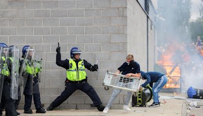 Reino Unido: violentas protestas de manifestantes de ultraderecha convulsionan ciudades de todo el país