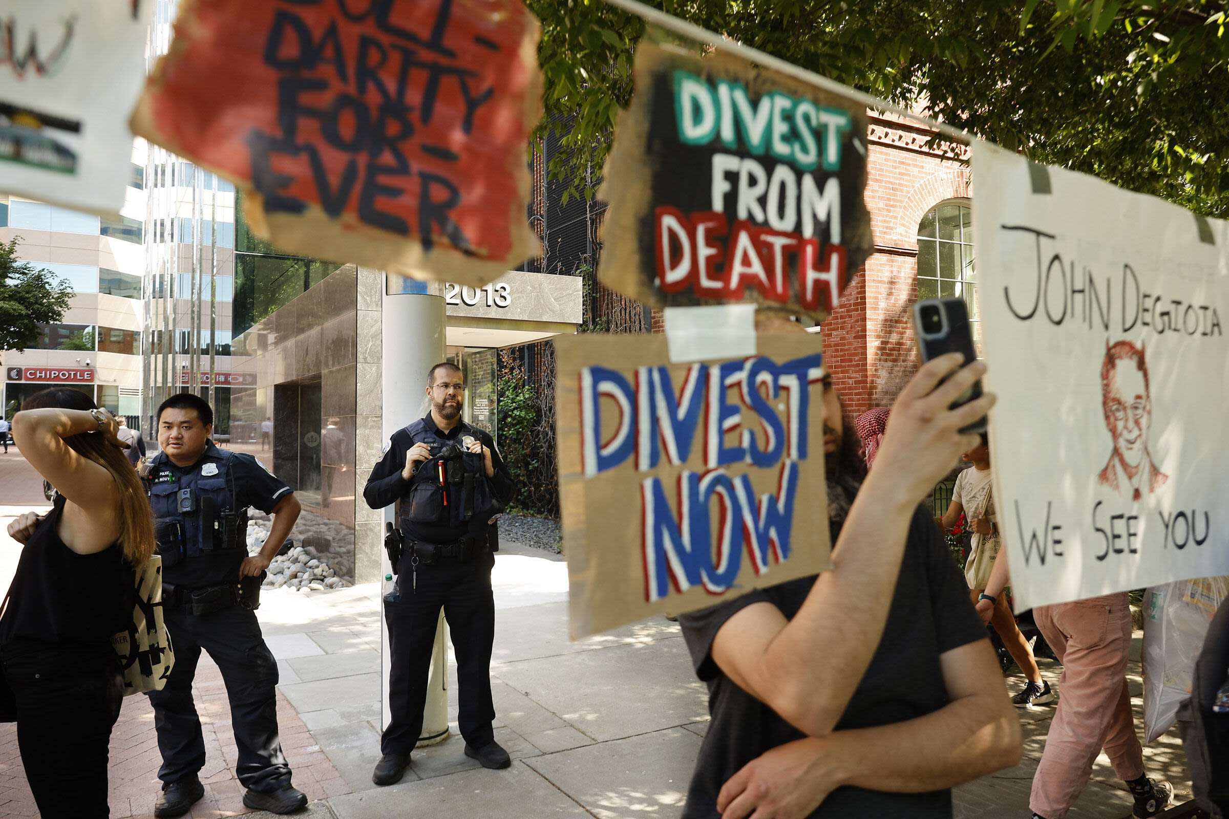 Pro-Palestinian protesters challenge GW president’s criticism of encampment - WTOP News