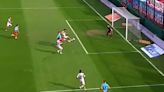 Mala racha: error en el área propia y gol en contra de Goltz en el triunfo de Arsenal sobre Colón