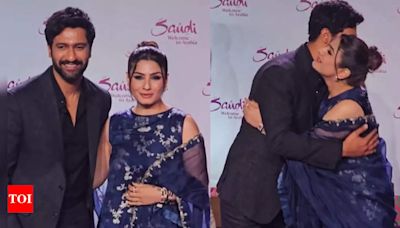 Vicky Kaushal asks Raveena Tandon to join him for a picture, shares a warm hug at Mumbai event - WATCH | Hindi Movie News - Times of India