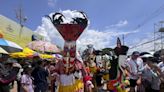 Un desfile de máscaras y espadas fálicas en el festival de los espíritus en Tailandia