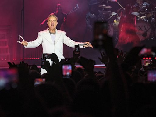 Robbie Williams, incombustible, se entrega a Gran Canaria en su único concierto en España