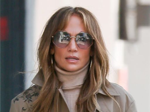 People Are Defending Jennifer Lopez After She Was Brutally Dragged For Taking A Two-Hour Commercial Flight