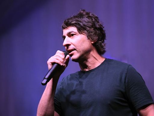 US comedian Arj Barker engulfed in row over mother and baby ejected from show | CNN