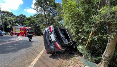 快訊／北投驚悚車禍！7旬翁下山「自撞護欄」慘翻覆 現場畫面曝光