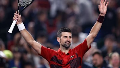 Novak Djokovic sufre para avanzar a semifinales en Shanghái y la rodilla izquierda enciende las alarmas - La Tercera