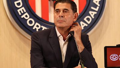 Chivas confirma la salida de Fernando Hierro; se quedan sin director deportivo