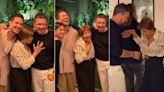Mãe de Rômulo Estrela surpreende ator ao tascar vários beijos em Antonio Bandeiras: 'Vou desmaiar'