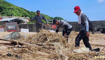 大武崙沙灘海漂垃圾不斷 徵志工清理