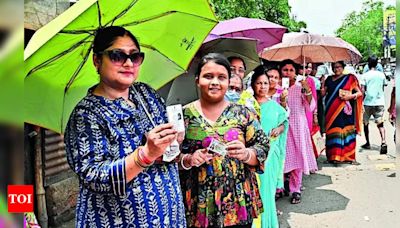 Urban, rural voters meet at polling queues | Kolkata News - Times of India