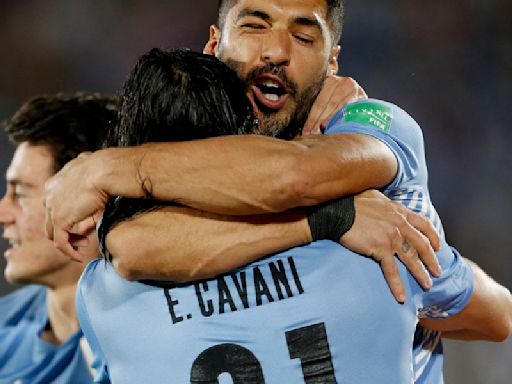 La emocionante despedida de Luis Suárez a Edinson Cavani tras renunciar a la selección de Uruguay - La Tercera