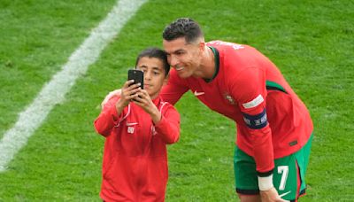 Cristiano Ronaldo 'lucky' not to come to harm after he's confronted by selfie-seekers, coach says