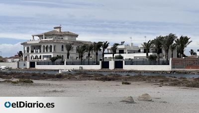 Un tour 'pormishuevista' por el urbanismo especulativo de La Manga: "Vendieron un paraíso que tenía trampa"