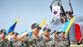 QQ再見！韓國F-4幽靈戰機除役 大G力放熱焰彈展最後英姿 - 自由軍武頻道