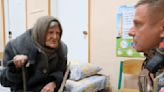 死都不當俄國人！98歲烏克蘭老婦徒步走10公里離開俄國占領區