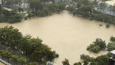 獨／凱米颱風炸高雄！愛河上游滯洪池快撐不住 驚人對比現場直擊