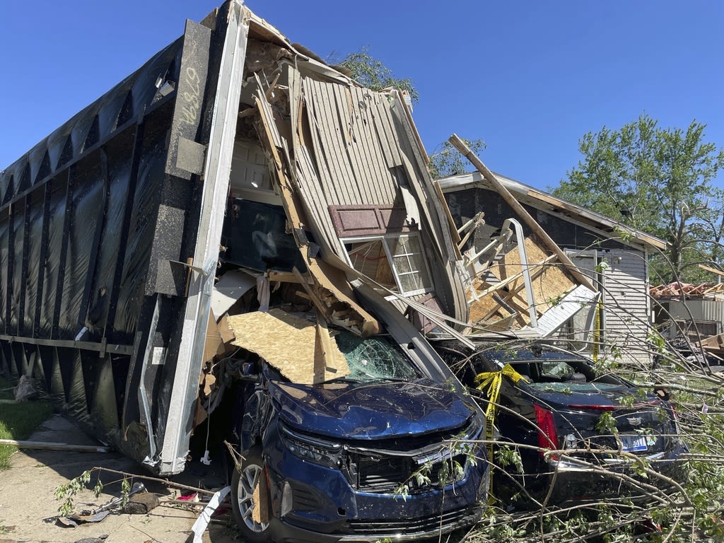 Severe storms kill 2 people in Tennessee and 1 in North Carolina