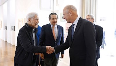 Vargas Llosa visita en Lima una muestra inspirada en su amiga la poeta Blanca Varela