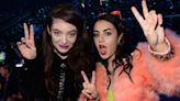 Charli XCX revela que era 'super ciumenta' com hit de Lorde
