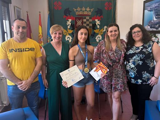 Sonia González recibe a la joven promesa argamasillera que conquista la gimnasia rítmica nacional